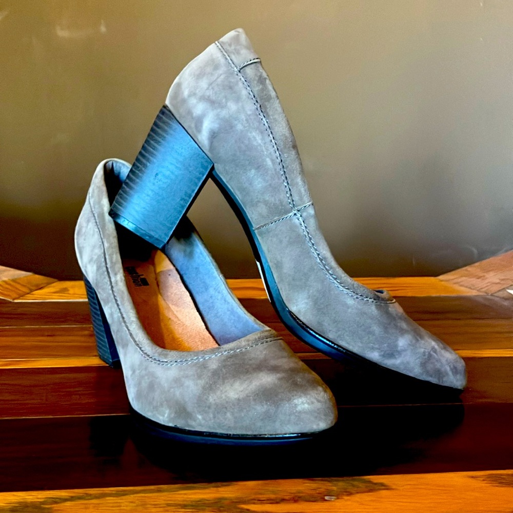 Women’s Clark’s cushion velour heels size 9 NEW